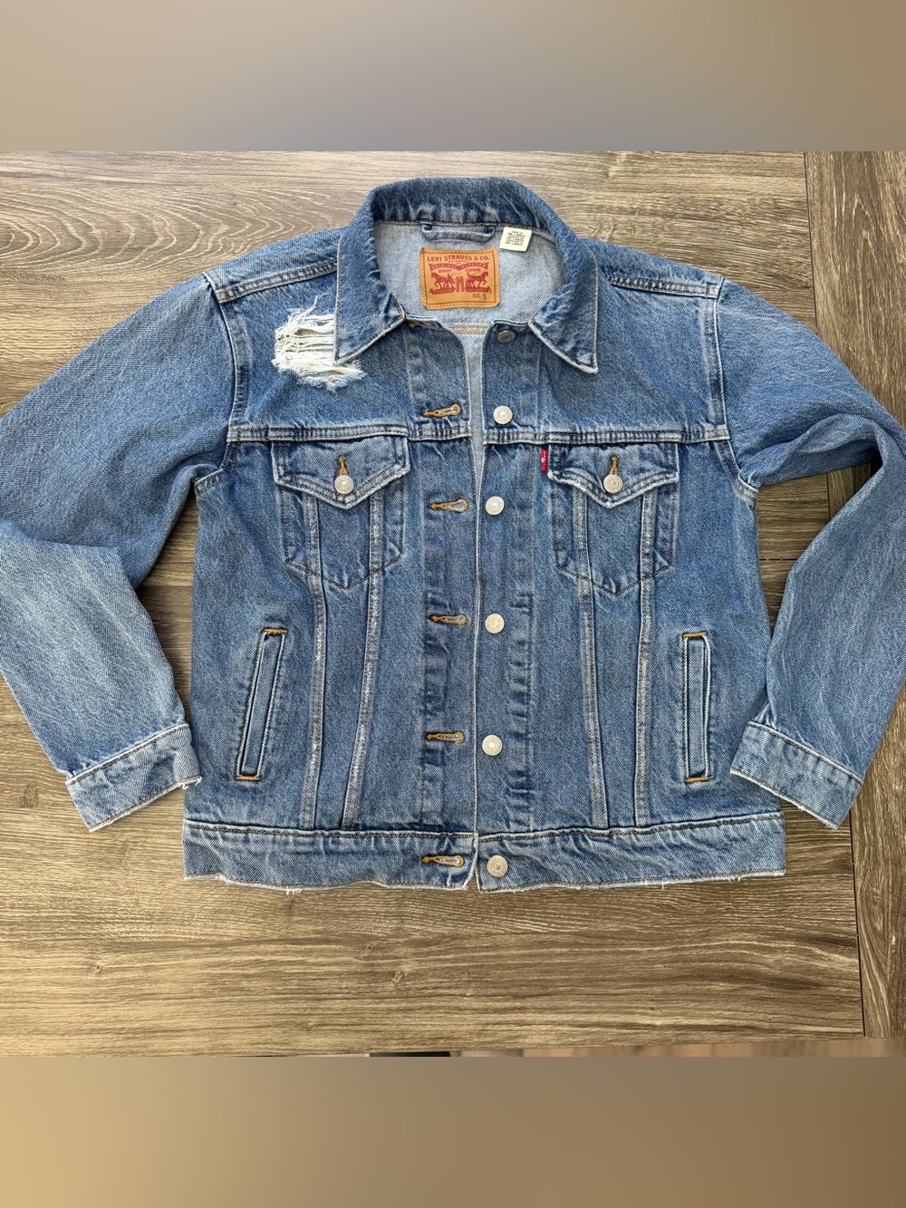 Levi’s Denim Trucker Jacket Women’s Small Blue Distressed Ripped 100% Cotton - Picture 2 of 12